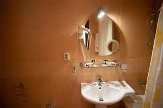 Гостиница Жемчужина Саратов Трёхместный люкс с двумя односпальными кроватями и диваном-5