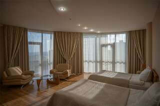 Гостиница Жемчужина Саратов Трёхместный люкс с двумя односпальными кроватями и диваном-1